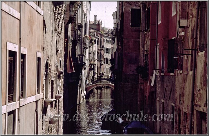 Canale 2.jpg - (35mm Weitwinkel, 1/125sec f16)Ein typischer Blick in die engen Kanäle Venedigs. Kleine Brücken mit verzierten Handläufen überspannen die Kanäle an allen Ecken. Die Gondolieris bücken sich gekonnt, wenn sie unter einer solchen Brücke herfahren. Dieses Motiv entstand nur eine Brücke weiter neben dem Blick auf die Seufzerbrücke. Drüben standen die Touristen in Dreierreihen, um ein Bild schnell vor dem nächsten Rempler ihres Fotonachbarn zu schiessen....